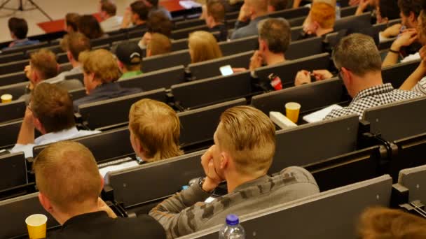 Les Étudiants Écoutent Enseignant Devant Salle Conférence — Video