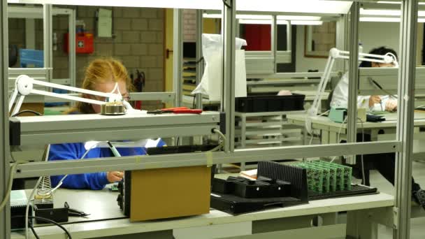 电子生产中工程师焊接电路板的镜头 — 图库视频影像