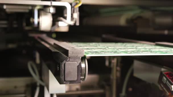 工場での回路基板の機械的生産のクローズアップ映像 — ストック動画