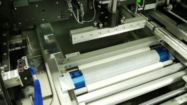 Endüstriyel üretimdeki lazer kesiklerini kontrol eden kişinin yakın çekim görüntüleri