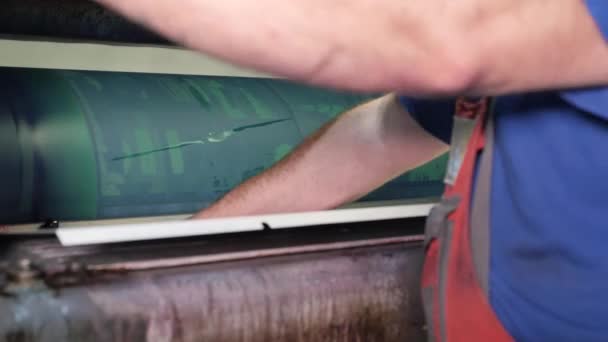 ภาพระยะใกล ของโรงงานพ กระดาษ — วีดีโอสต็อก