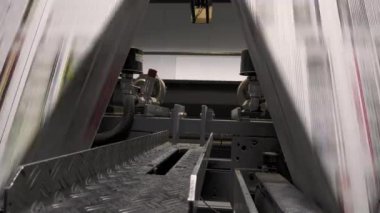 Bir baskı fabrikasında gazeteleri yüksek hızda katlamak