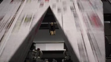 Bir baskı fabrikasında gazeteleri yüksek hızda katlamak