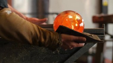 Fabrikanın cam üfleme ve üretim biçimlerinin yakın çekim görüntüleri.