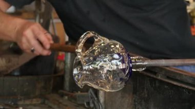 Fabrikanın cam üfleme ve üretim biçimlerinin yakın çekim görüntüleri.