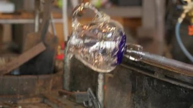 Fabrikanın cam üfleme ve üretim biçimlerinin yakın çekim görüntüleri.