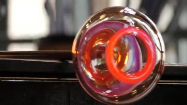 Fabrikanın cam üfleme ve üretim biçimlerinin yakın çekim görüntüleri.