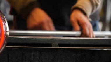 Fabrikanın cam üfleme ve üretim biçimlerinin yakın çekim görüntüleri.