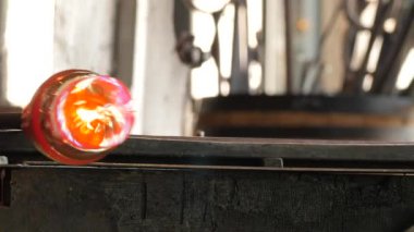 Fabrikanın cam üfleme ve üretim biçimlerinin yakın çekim görüntüleri.