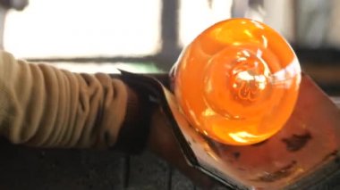 Fabrikanın cam üfleme ve üretim biçimlerinin yakın çekim görüntüleri.