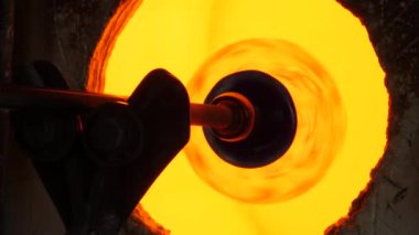 Fabrikanın cam üfleme ve üretim biçimlerinin yakın çekim görüntüleri.