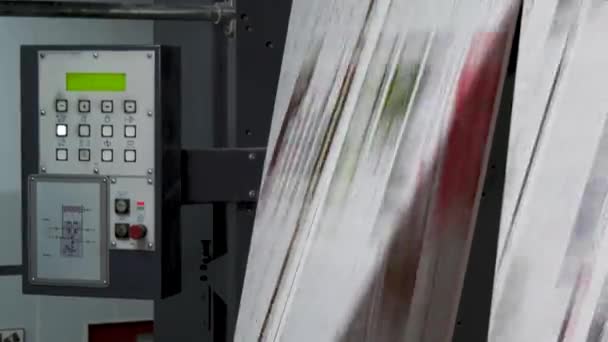 Bir Baskı Fabrikasında Gazeteleri Yüksek Hızda Katlamak — Stok video