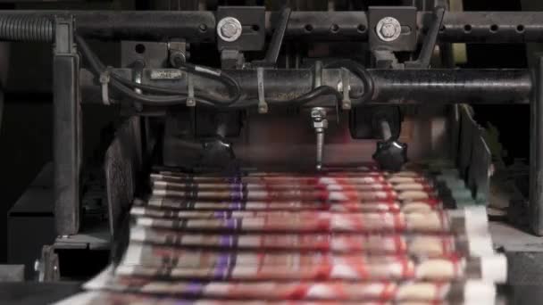 印刷厂在生产过程中取出报纸进行检查 — 图库视频影像