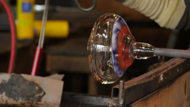 工場でのガラス吹きや成形のクローズアップ映像 — ストック動画