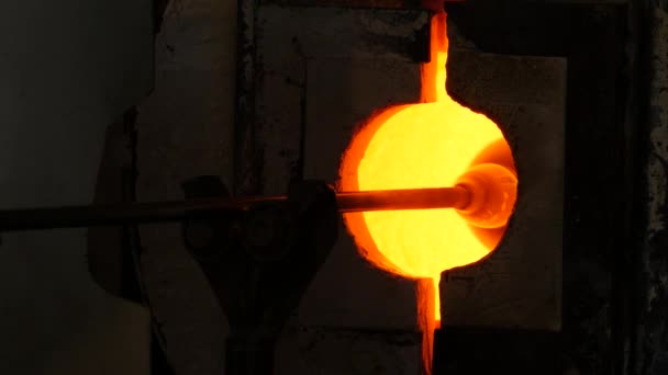 Fabrikanın Cam Üfleme Üretim Biçimlerinin Yakın Çekim Görüntüleri — Stok video