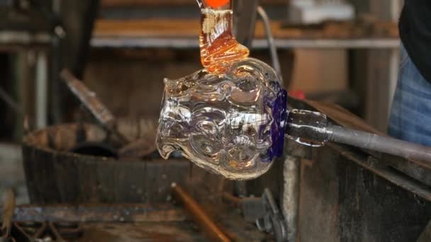 工場でのガラス吹きや成形のクローズアップ映像 — ストック動画