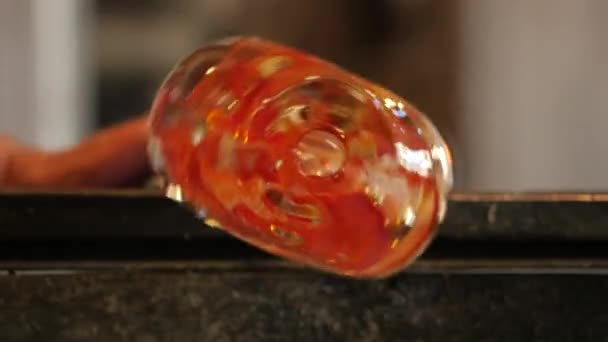 plans rapprochés de la production de verre soufflé et formé en usine