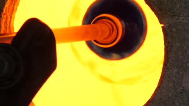 plans rapprochés de la production de verre soufflé et formé en usine