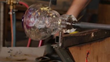 Fabrikanın cam üfleme ve üretim biçimlerinin yakın çekim görüntüleri.