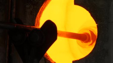 Fabrikanın cam üfleme ve üretim biçimlerinin yakın çekim görüntüleri.