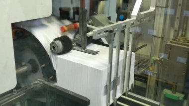 Zarf üretim fabrikasının yakın çekim görüntüleri.