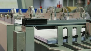 Zarf üretim fabrikasının yakın çekim görüntüleri.
