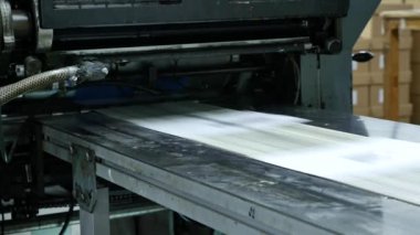 Zarf üretim fabrikasının yakın çekim görüntüleri.