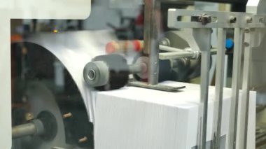 Zarf üretim fabrikasının yakın çekim görüntüleri.