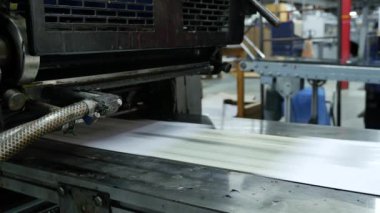 Zarf üretim fabrikasının yakın çekim görüntüleri.