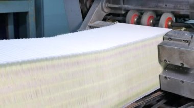 Zarf üretim fabrikasının yakın çekim görüntüleri.