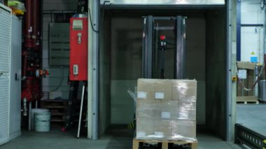 Kırmızı otomatik forkliftlerle endüstriyel üretim hattının görüntüleri