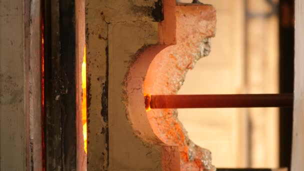 Fabrikanın Cam Üfleme Üretim Biçimlerinin Yakın Çekim Görüntüleri — Stok video