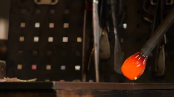 工厂玻璃吹制生产的特写镜头 — 图库视频影像