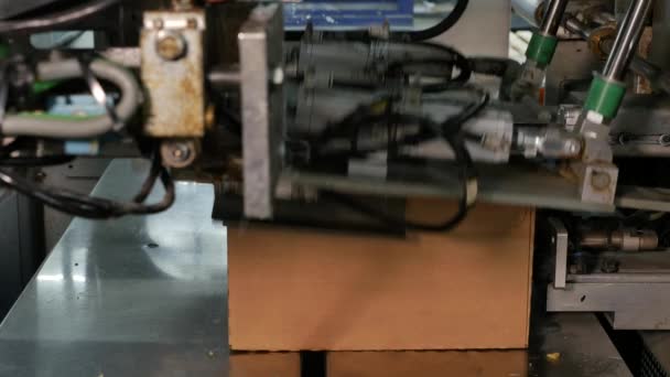 封筒製造工場のクローズアップ映像 — ストック動画