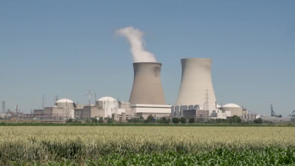 多尔核电站 Doel Nuclear Power Station 是比利时两个核电站之一 该厂包括4个反应堆 该地点位于弗拉芒东法兰德斯省Doel村附近的Scheldt河岸 安特卫普市郊 该站由垂直整合的法国能源公司Engie — 图库视频影像