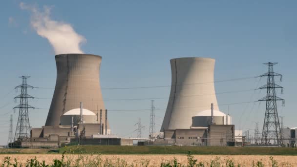 多尔核电站 Doel Nuclear Power Station 是比利时两个核电站之一 该厂包括4个反应堆 该地点位于弗拉芒东法兰德斯省Doel村附近的Scheldt河岸 安特卫普市郊 该站由垂直整合的法国能源公司Engie — 图库视频影像