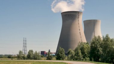 Doel Nükleer Santrali Belçika 'daki iki nükleer santralden biridir. Santral dört reaktörü içeriyor. Arazi Scheldt nehrinin kıyısında, Doğu Flanders Flaman Bölgesi 'nin Doel köyü yakınında, Antwerp şehrinin eteklerinde yer almaktadır. İstasyon,% 100 Belçika 'ya ait yan kuruluşu Electrabel aracılığıyla dikey entegre Fransız enerji kuruluşu Engie SA tarafından işletilmektedir. EDF Luminus en yeni iki birimde% 10,2 hisseye sahip. Doel santrali 963 işçi çalıştırıyor ve 80 hektarlık bir alanı (200 dönüm) kaplıyor. Santral, Belçika 'nın toplam elektrik üretim kapasitesinin yaklaşık% 15' ini ve toplam elektrik üretiminin% 30 'unu temsil ediyor. Nükleer enerji genellikle Belçika 'nın yerli elektrik üretiminin yarısını karşılıyor ve ülkenin en düşük maliyetli enerji kaynağıdır.