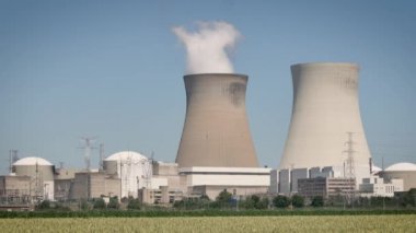 Doel Nükleer Santrali Belçika 'daki iki nükleer santralden biridir. Santral dört reaktörü içeriyor. Arazi Scheldt nehrinin kıyısında, Doğu Flanders Flaman Bölgesi 'nin Doel köyü yakınında, Antwerp şehrinin eteklerinde yer almaktadır. İstasyon,% 100 Belçika 'ya ait yan kuruluşu Electrabel aracılığıyla dikey entegre Fransız enerji kuruluşu Engie SA tarafından işletilmektedir. EDF Luminus en yeni iki birimde% 10,2 hisseye sahip. Doel santrali 963 işçi çalıştırıyor ve 80 hektarlık bir alanı (200 dönüm) kaplıyor. Santral, Belçika 'nın toplam elektrik üretim kapasitesinin yaklaşık% 15' ini ve toplam elektrik üretiminin% 30 'unu temsil ediyor. Nükleer enerji genellikle Belçika 'nın yerli elektrik üretiminin yarısını karşılıyor ve ülkenin en düşük maliyetli enerji kaynağıdır.