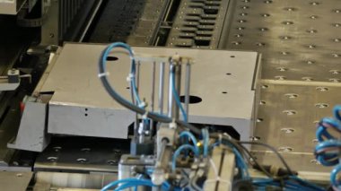 Bükme, en yaygın olarak metal levhalarda, dublör malzemelerde düz bir eksen boyunca V-şekli, U-şekli veya kanal şekli üreten bir üretim sürecidir.