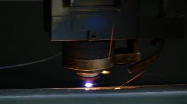 Lazer kesme, malzemeleri kesmek için lazer kullanan bir teknolojidir.