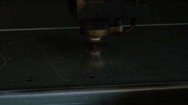 Lazer kesme, malzemeleri kesmek için lazer kullanan bir teknolojidir.