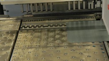 Bükme, en yaygın olarak metal levhalarda, dublör malzemelerde düz bir eksen boyunca V-şekli, U-şekli veya kanal şekli üreten bir üretim sürecidir.