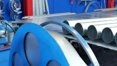 makine büyük bir alüminyum rulo boru yapıyor. 4K Ultra HD ile çekildi.