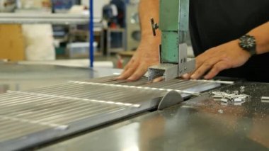 Bu çekim endüstriyel metal işletim fabrikasında yapılan ve paslanmaz çelik hava dağıtım ekipmanları üreten bir seri çekimin parçası..