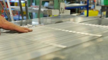 Bu çekim endüstriyel metal işletim fabrikasında yapılan ve paslanmaz çelik hava dağıtım ekipmanları üreten bir seri çekimin parçası..