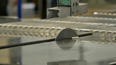 Bu çekim endüstriyel metal işletim fabrikasında yapılan ve paslanmaz çelik hava dağıtım ekipmanları üreten bir seri çekimin parçası..