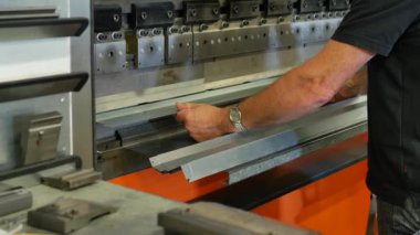 Bu çekim endüstriyel metal işletim fabrikasında yapılan ve paslanmaz çelik hava dağıtım ekipmanları üreten bir seri çekimin parçası..