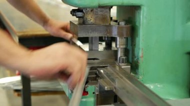 Bu çekim endüstriyel metal işletim fabrikasında yapılan ve paslanmaz çelik hava dağıtım ekipmanları üreten bir seri çekimin parçası..
