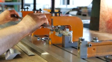 Bu çekim endüstriyel metal işletim fabrikasında yapılan ve paslanmaz çelik hava dağıtım ekipmanları üreten bir seri çekimin parçası..