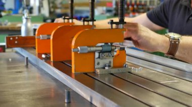 Bu çekim endüstriyel metal işletim fabrikasında yapılan ve paslanmaz çelik hava dağıtım ekipmanları üreten bir seri çekimin parçası..